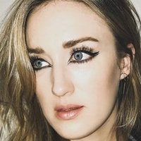 Ashley Johnson Naakt