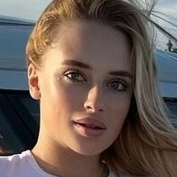 Blondinka Angelina Naakt