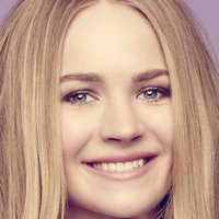 Britt Robertson Naakt