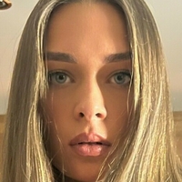 Charming Emma Naakt