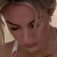 Emily Shakarji Naakt