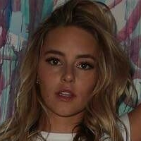Hassie Harrison Naakt