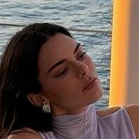 Kendall Braless Naakt