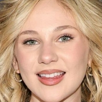 Lily Brooks O’Briant Naakt