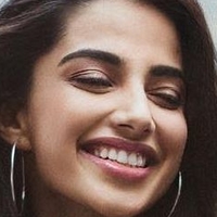 Meenakshii Chaudhary Naakt