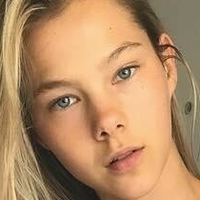Phoebe Combes Naakt