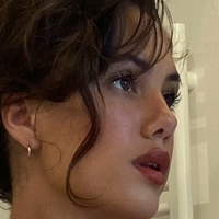 Saoirse Alicia Behzadi Naakt