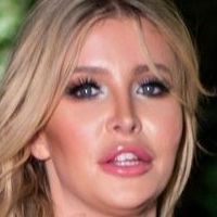 Sophia Hutchins Naakt