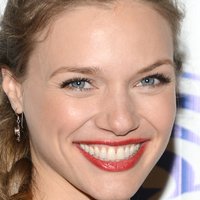 Tracy Spiridakos Naakt