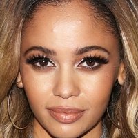 Vanessa Morgan Naakt