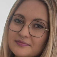 Weiß jemand wie sie heißt? Naakt